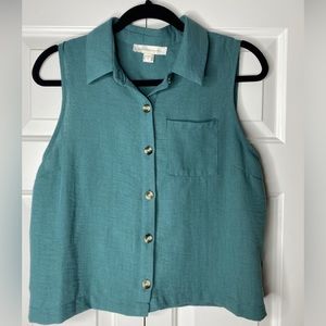 Monteau Los Angeles Sleeveless Button Down Crop Top with Collar. Size: L